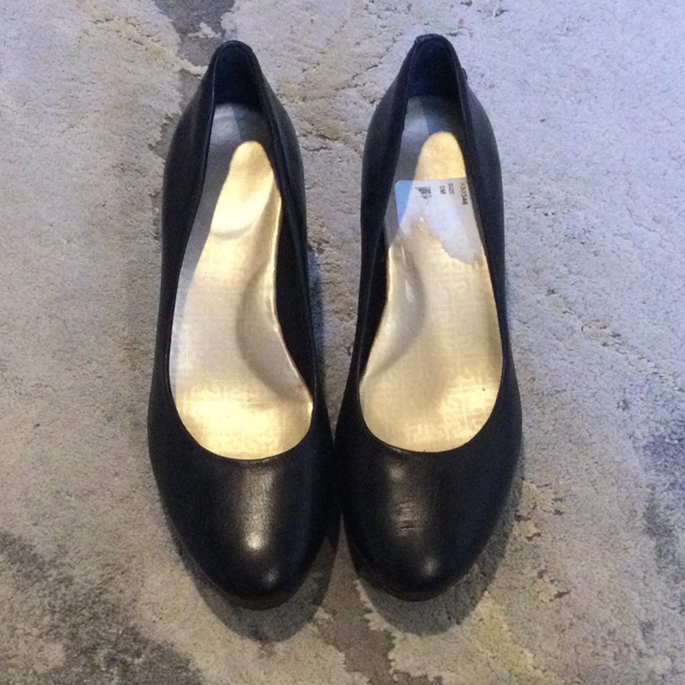 Rockport size 8 black heels